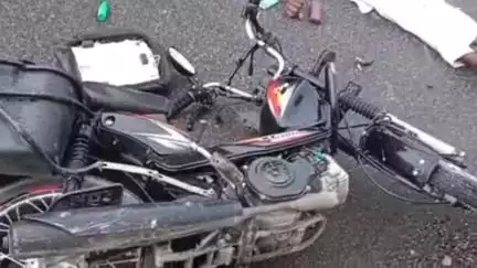 डोभी: जीटी रोड डोभी के पास कंटेनर ट्रक की चपेट में आने से बाइक चालक की घटनास्थल पर मौत