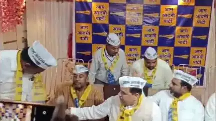 इकौना: श्री पैलेस हॉल इकौना में AAP के संकल्प शिविर में राज्यसभा सांसद संजय सिंह ने कार्यकर्ताओं में भरा जोश