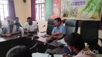 उधवा: प्रखंड कार्यालय सभागार में बीडीओ ने जन वितरण प्रणाली दुकानदारों के साथ की बैठक, दिए दिशा-निर्देश