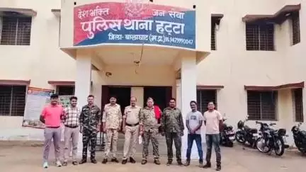 बालाघाट: हट्टा पुलिस ने रतनारा में हुए अंधे कत्ल का किया पर्दाफाश, पत्नी ने शराब और संदेह में फावड़े से पति की हत्या की