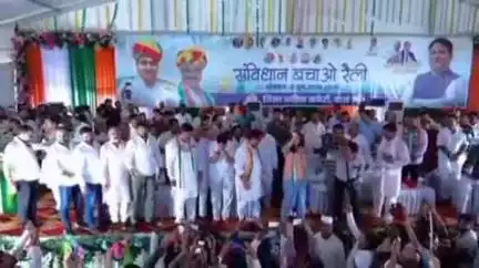 बारां: कोटा रोड एसकेजी के पास कांग्रेस के संविधान बचाओ कार्यक्रम में बरसात के बावजूद हजारों की संख्या में पहुंचे कांग्रेसजन