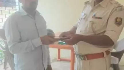 सासाराम: करवंदिया थाना पुलिस ने ऑपरेशन मुस्कान के तहत गुम हुआ मोबाइल बरामद कर धारक को सौंपा