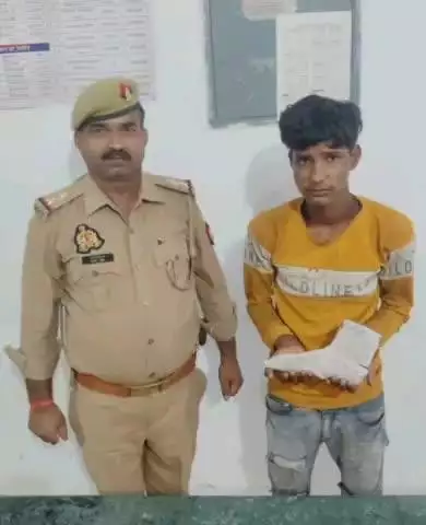 उरई: एट थाना पुलिस ने ₹25 हजार के इनामी अभियुक्त को किया गिरफ्तार, एक तमंचा और जिंदा कारतूस बरामद