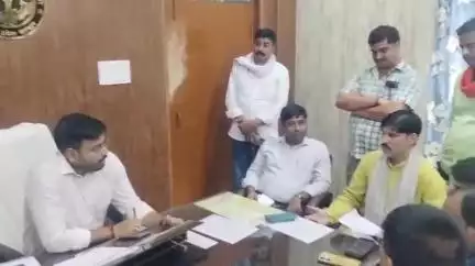 जखनिया: जाखनिया में दबंगों ने व्यापारी के घर में बेटी समेत लगाया ताला, व्यापारियों ने सुरक्षा की मांग को लेकर SDM को सौंपा पत्रक