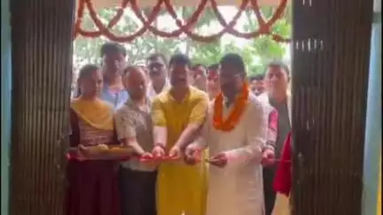 पताही: पताही प्रखंड के दो पंचायतों में बने पंचायत सरकार भवन का उद्घाटन विधायक लालबाबू प्रसाद गुप्ता ने फीता काटकर किया