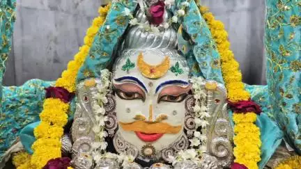 होशंगाबाद नगर: नर्मदापुरम: गोल घाट स्थित काले महादेव मंदिर में भगवान काले महादेव श्री चन्द्रमा रूप में
