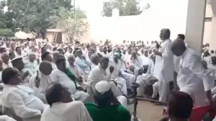 बड़ौत: दोघट कस्बे में BKU टिकैत कार्यकर्ताओं की पंचायत, कहा- राकेश टिकैत के भांजे की गलत नामजदगी बर्दाश्त नहीं होगी