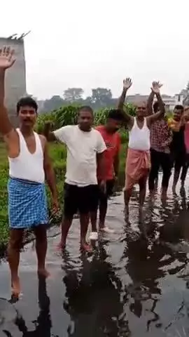 नौतन: सड़क व नाला निर्माण न होने से जल जमाव की समस्या बढ़ी, खड्डा वार्ड पांच के ग्रामीणों ने किया प्रदर्शन