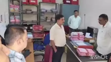 नवागढ़: बेमेतरा एसपी कार्यालय की विभिन्न शाखाओं का निरीक्षण वरिष्ठ पुलिस अधीक्षक रामकृष्ण साहू ने किया