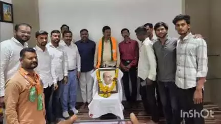 वाशिम: डॉ. श्यामाप्रसाद मुखर्जी यांच्या बलिदान दिना निमित्त आ. श्याम खोडे यांनी जनसंपर्क कार्यालयांत केले अभिवादन