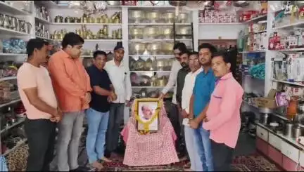 महिदपुर: महिदपुर रोड मंडल अध्यक्ष संदीप व्यास और कार्यकर्ताओं ने श्यामा प्रसाद मुखर्जी को पुण्यतिथि पर श्रद्धांजलि दी