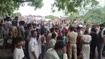 मथुरा: वृन्दावन रेल लाइन किनारे से निगम ने फिर उजाड़े आशियाने