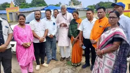 ତାଳଚେର ସଦର: ସାଉଥ୍ ବଲଣ୍ଡା ଅଞ୍ଚଳର ମନୋଜ ଲାଲଙ୍କ ଦେହାନ୍ତ ଖବର ପାଇ ବାସ ଭବନରେ ପହଞ୍ଚି ପୁଷ୍ପ ମାଲ୍ୟାର୍ପଣ କଲେ ଢ଼େଙ୍କାନାଳ ସାଂସଦ ରୁଦ୍ର ନାରାୟଣ ପାଣି