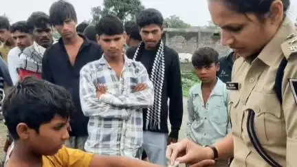 सैलाना: शिवगढ़ में बाइक से फिसलकर घायल हुए बच्चे का SDOP नीलम बघेल ने किया उपचार