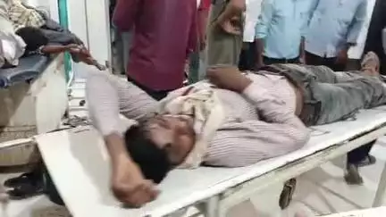सीतापुर: टेड़वा चिलौला के पास तेज रफ्तार मोटरसाइकिल भैंस से टकराई, मोटरसाइकिल सवार व्यक्ति हुआ घायल