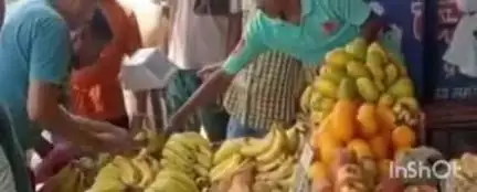 विकासनगर: विकासनगर में नगर पालिका कर्मचारियों ने बाजार से अतिक्रमण हटाया