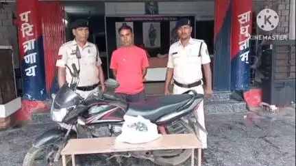 नवागढ़: शिवरीनारायण पुलिस ने 32 नग देशी शराब के परिवहन के आरोपी को किया गिरफ्तार, परिवहन में प्रयुक्त बाइक जब्त
