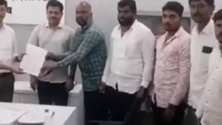 शेतकऱ्यांना मारहाण करणाऱ्या पोलीस उपाधीक्षकावर कारवाई करा शेतकऱ्यांची जिल्हाधिकाऱ्याकडे निवेदनाद्वारे मागणी