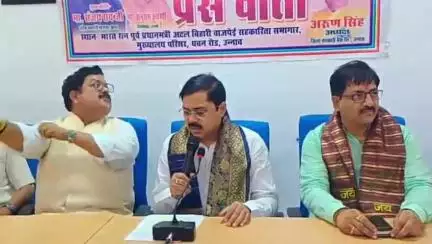 उन्नाव: शहर के धवन रोड स्थित जिला सहकारी बैंक कार्यालय में 2 साल पूरे होने पर हुआ कार्यक्रम
