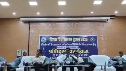 दरभंगा: प्रेक्षागृह में जिला निर्वाचन पदाधिकारी द्वारा पंचायत पर्यवेक्षकों का प्रशिक्षण आयोजित