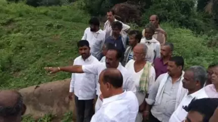ಕುಂದಗೋಳ: ಕುಂದಗೋಳ ಮತಕ್ಷೇತ್ರದ ಗುರುವಿನಹಳ್ಳಿ ಗ್ರಾಮದಲ್ಲಿ ಮಳೆಹಾನಿ ಪ್ರದೇಶಗಳಿಗೆ ಭೇಟಿ ನೀಡಿ ಪರಿಶೀಲಿಸಿದ ಶಾಸಕ ಎಂ. ಆರ್. ಪಾಟೀಲ್