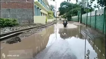 बिलग्राम: सांडी कस्बे के मुख्य मार्ग में गड्ढे, बारिश का पानी भरने से तालाब में हो गया तब्दील, लोगों को हो रही परेशानी