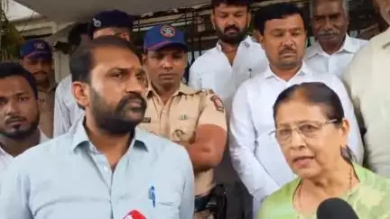 परभणी: शेतकऱ्यांच्या कर्ज माफी वरून खासदार फौजिया खान व आमदार राहुल पाटील यांची कलेक्टर ऑफिस येथे राज्य सरकारवर टीका