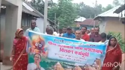 রানিবাঁধ: বারিকুল অঞ্চল তৃণমূলের তরফে বাড়িকুল পঞ্চায়েতের গ্রামের বাসিন্দাদের সঙ্গে নিয়ে পদযাত্রা করে জগন্নাথের প্রসাদ দেওয়া হল