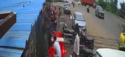सीहोर: इंदौर-भोपाल हाईवे पर झागरिया जोड़ के पास सड़क हादसा, ट्रक ने बोलेरो को टक्कर मारी, 5 यात्री घायल
