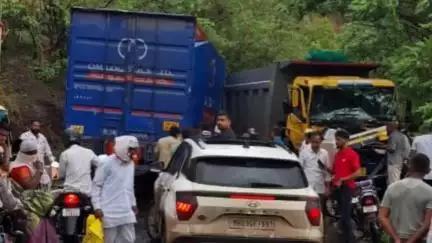 सोयगाव: छत्रपती संभाजीनगर जळगाव महामार्गावर भवन गावाजवळ बस पंचर दोन तास दुसऱ्या बसची प्रतीक्षा