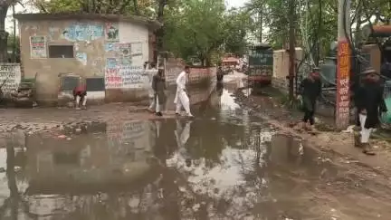 उन्नाव: मोहल्ला तालिब सराय में पहली बारिश में सड़क पर भरा पानी,पिछले 20 सालों से जल भराव की समस्या के लोग हैं परेशान #jansamasya