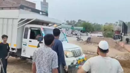 कैराना: कांधला रोड किनारे लगी अवैध पशु पैठ पर पुलिस की छापेमारी से मचा हड़कंप, संचालक हुए फरार