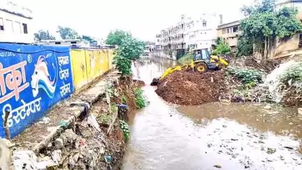मंडला: कमानिया गेट के पास खाई से पानी निकासी के दौरान बस्ती में भरा पानी, वार्डवासियों का विरोध, अधिकारी पहुंचे