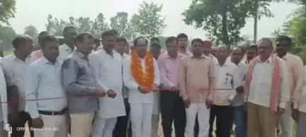 आलापुर: आरोपुर में पूर्वांचल विकास निधि से बने सीसी रोड का आलापुर विधायक त्रिभुवनदत्त ने किया लोकार्पण