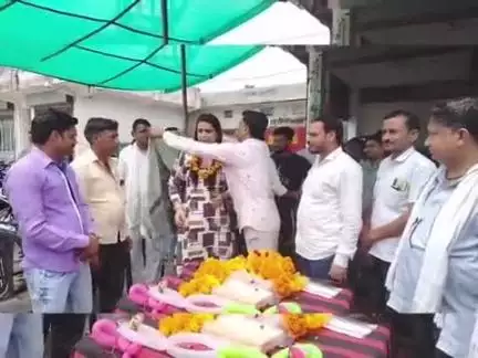 निवाई: झिलाय रोड़ स्थित थोक फल सब्जी मंडी परिसर में माली सैनी समाज के नवनिर्वाचित तहसील अध्यक्ष का स्वागत किया गया