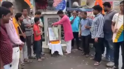 তমলুক: রামকৃষ্ণগঞ্জ বাজারের ক্ষুদিরাম মোড়ে আজ যথা যোগ্য মর্যাদার সঙ্গে ভারত কেশরী ডঃশ্যামাপ্রসাদ মুখার্জির আত্মবলিদান দিবস পালন