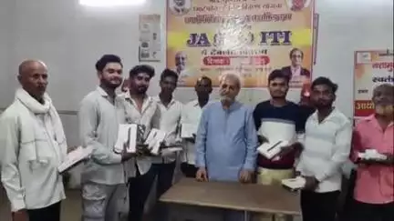 सिराथू: टेढ़ीमोड़ के आईटीआई केंद्र में औद्योगिक शिक्षा के छात्रों को बांटे गए टैबलेट