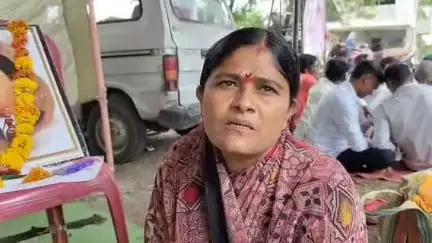 हिंगोली: माळवटा येथील चोरी केलेली कार व आरोपीचा शोध लावावा म्हणून महिला जिल्हाधिकारी कार्यालय येथे बसली उपोषणाला