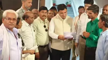 गडचिरोली: गडाचिरोली शहरातील बेघरधारकांना जागेचे पट्टे द्या . - वंचित पूर्व विदर्भ समन्वयक बाळू टेभूर्णे यांनी दिले निवेदन .