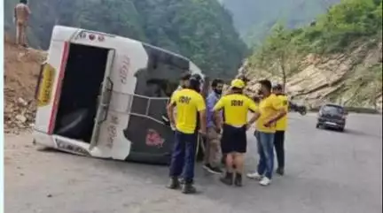 नरेन्द्रनगर: बछेति खाल के पास बस के ब्रेक फेल होने से पलटी, 30 सवार थे, 2 घायल