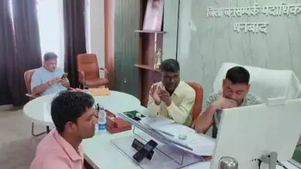 धनबाद/केंदुआडीह: धनबाद समाहरणालय में निदेशक डीआरडीए ने धरती अभज्जन भागीदारी अभियान की समीक्षा की