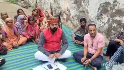 गढ़ी: गढ़ी में विद्युत विभाग की लापरवाही के चलते ग्रामीणों में आक्रोश, गढ़ी उप प्रधान सहित वार्ड नंबर एक के लोग बैठे धरने पर