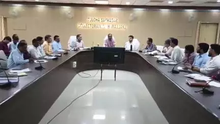 महाराजगंज: जिलाधिकारी ने कलेक्ट्रेट सभागार में नगर निकायों की समीक्षा बैठक में दिए राजस्व वसूली बढ़ाने के निर्देश