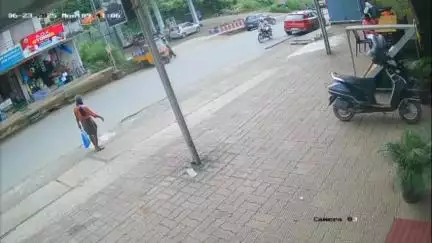 സുൽത്താൻബത്തേരി: കേണിച്ചിറയിൽ ഗുഡ്സ് ഓട്ടോറിക്ഷ തനിയെ നിരങ്ങി നീങ്ങി അപകടം, സി.സി.ടി.വി ദൃശ്യം
