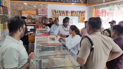 छतरपुर नगर: न्यायिक अधिकारियों ने मिठाई दुकानों की जाँच की, दर्शन स्वीट्स पर ₹10,000 का जुर्माना लगाया