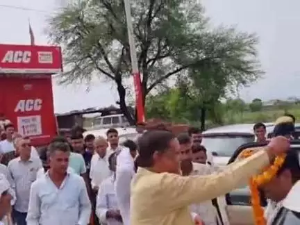 निवाई: NH-52 पर गांव गुंसी के पास कोटा-बारां जाते समय कांग्रेस प्रदेशाध्यक्ष व नेता प्रतिपक्ष का कार्यकर्ताओं ने किया स्वागत