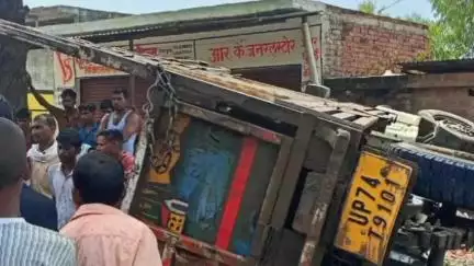 तिर्वा: इंदरगण के अगौस गांव में महिला को कुचलने के बाद पलटा लोडर, महिला की मौत, चालक फरार