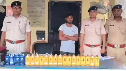 चकिया पिपरा: चकिया नगर परिषद क्षेत्र के फुलवरिया गांव में छापामारी कर पुलिस ने विदेशी शराब बरामद की, एक तस्कर को किया गिरफ्तार