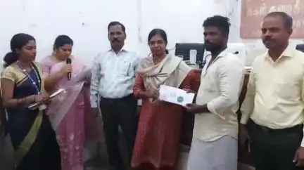 புதுக்கோட்டை: வலையில் சிக்கிய கடல்பசு மற்றும் ஆமைகளை கடலுக்குள் விட்ட மீனவர்களுக்கு பரிசுகள் வழங்கிய ஆட்சியர் அருணா