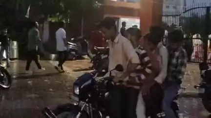 फिरोज़ाबाद: यातायात नियमों को ताक पर रखकर बाइक पर 5 लोग सवार, वीडियो हुआ वायरल